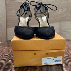 Straps black point toe heel